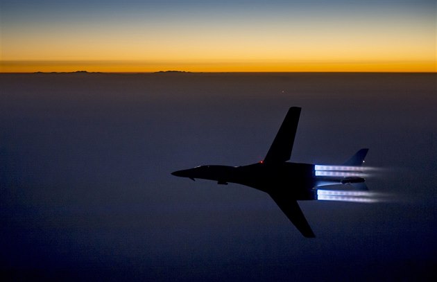 Americký bombardér B-1B p�i útocích v Iráku (27. zá�í 2014).