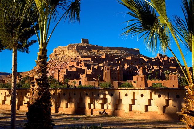 Marocké pob�e�ní m�sto Essaouira je sm�sicí arabské a evropské architektury. V seriálu se stalo p�edlohou pro Astapor, tedy m�sto v Zálivu otroká��.