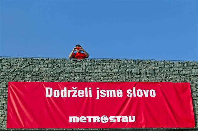 Ve sporu jde o p�idanou mozaiku. Plachty, stavební bu�ky nebo stroje, na kterých je jen nápis Metrostav, firma p�ed�lávat nemusí, p�esto�e písmo v nápisu p�ed lety také zm�nila.