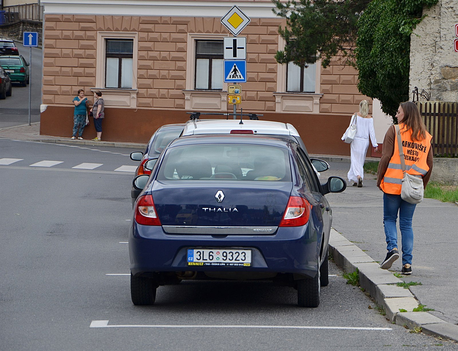 Kontrola parkování �idi�� v �eské Líp�.