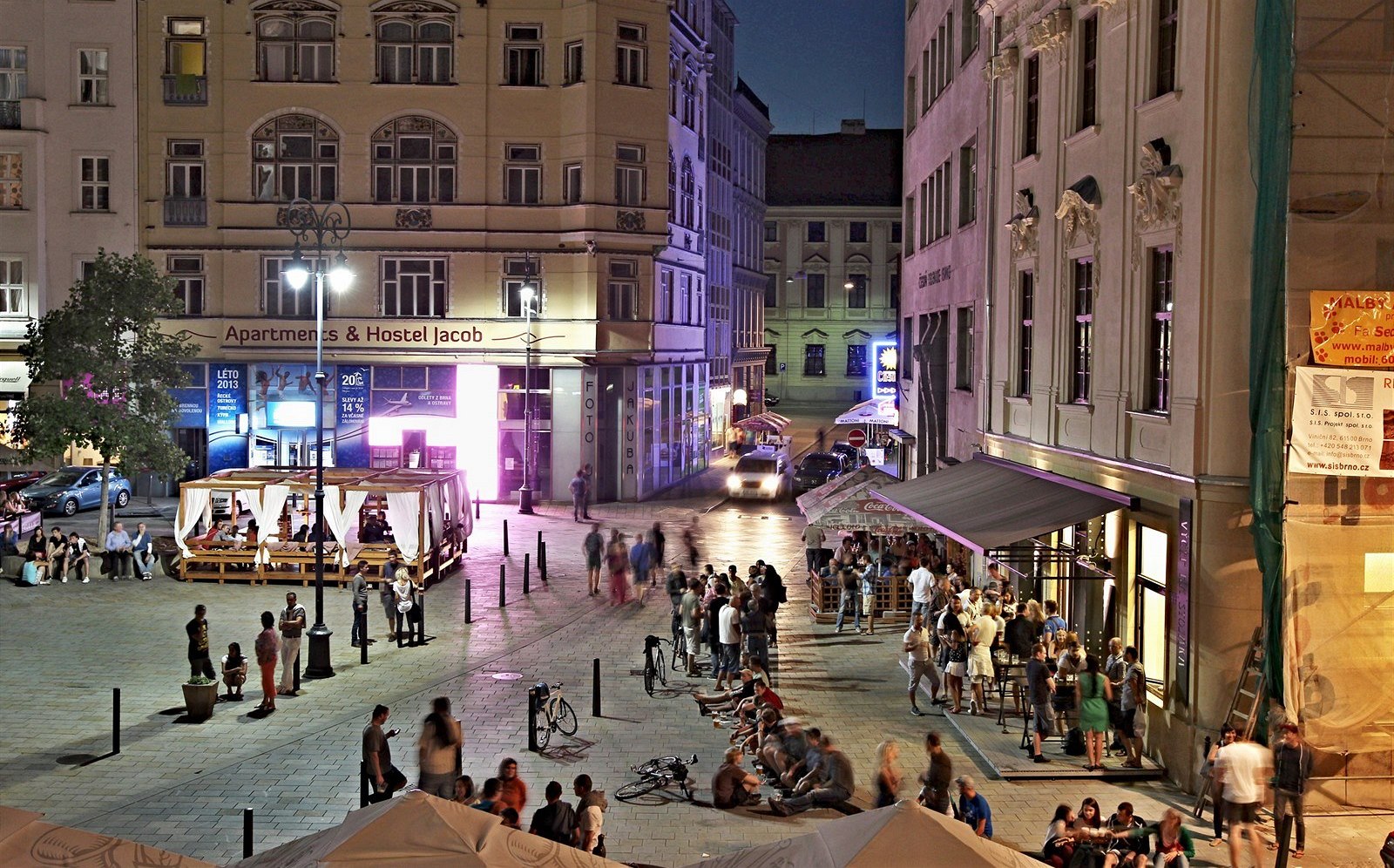 Jakubské nám�stí se m�ní v noci na jednu velkou párty. Od kv�tna tu bude ve�ejné popíjení alkoholu op�t legální.