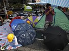 V ulicích hongkongu u zstává jen pár vrných aktivist a detníky  - symbol...