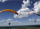 Na nedalekém vrchu Kozákov si mete vyzkouet i paragliding