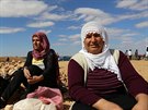Kurdtí uprchlíci sledují boje mezi islamisty a pemergy na hranicích mezi...