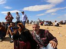 Kurdtí uprchlíci sledují boje mezi islamisty a pemergy na hranicích mezi...