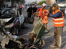 Lidé zkoumají místo, kde v Bagdádu vybuchla bomba v automobilu (1. íjna 2014).