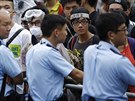 Policisté chrání vstup do vládních budov v Hongkongu (2. íjna 2014).