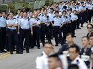 Policisté chrání vstup do vládních budov v Hongkongu (2. íjna 2014).