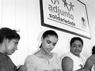 Marina Silvaová (uprosted) v roce 1999, na snímku plete s úastnicemi programu...