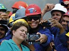 Brazilská prezidenta Rousseffová se fotí s dlníky Olympijského parku v Riu de...