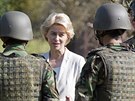 Nmecká ministryn obrany Ursula von der Leyenová hovoí s pemergy, kteí se...