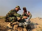 Irátí kurdtí vojáci si vaí aj poblí bojové linie (1. íjna 2014).