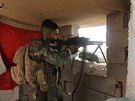 Irácký voják poblí probíhajících boj s Islámským státem odehrávajících u Kary...