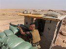 Irácký voják poblí probíhajících boj s Islámským státem odehrávajících u Kary...