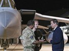 Britský premiér Cameron navtívil vojáky na Kypru, kteí se podílejí na bojích...