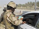 Irátí vojáci kontrolují doklady na kontrolním stanoviti v Latífíji (2. íjna...