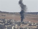 Dým stoupá z Kobani po leteckém úder proti islamistm (8. íjna 2014).