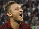 JE TO TAM! Francesco Totti, fotbalista italského týmu AS ím, se raduje z gólu,...