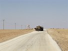Poniený obrnný vz na silnici smující do msta Kobani (8. íjna)