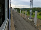 Modernizace trati Rokycany - Plze.   Protihlukové zdi u zastávky Klabava na...