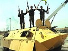 Pesto i s jejich pomocí kurdské jednotky zadrují islamistické bojovníky a na...