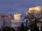 Pevnost Lovrjenac (vpravo). Chorvatský Dubrovnik se stal inspirací jak pro...