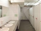 Kabinky a umyvadla ve ve�ejn�ch toalet�ch stanice metra M�stek p�ed rekonstrukc�