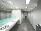 Kabinky a umyvadla ve veejných toaletách stanice metra Mstek po rekonstrukci