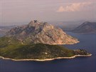 Ostrov Oxia a za ním ecká pevnina