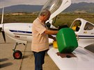 Generál Jorgos mi pomáhá natankovat benzín do letadla.