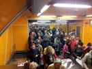 Chaos pi peruení metra dnes ráno ve stanici Kobylisy.