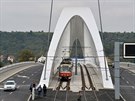 První tramvaje a automobily projely 6. íjna po novém Trojském most.