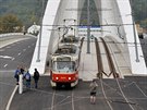 První tramvaje a automobily projely 6. íjna po novém Trojském most v Praze.