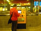 Nový automat na jízdenky, ve kterém jde platit i kartou.