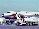 Na konci roku 1957 nasadily SA na linku Praha - Moskva letadla Tu-104A, ím...