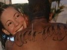 Nick Cannon pekryl nápis Mariah na zádech biblickým obrazem.