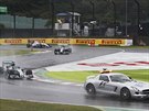 V ELE SAFETY CAR. Typická situace ve Velké cen Japonska formule 1.