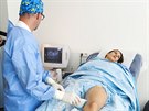 Na zaátku operace najde léka pomocí ultrazvuku konec pokozené íly. Na tomto...