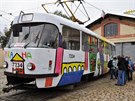 Do ulic Prahy vyjela tramvaj, která má na sob kresbu dtí z Gymnázia Nad Alejí...