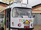 Do ulic Prahy vyjela tramvaj, která má na sob kresbu dtí z Gymnázia Nad Alejí.