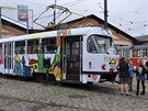 Do ulic Prahy vyjela tramvaj, která má na sob kresbu dtí z Gymnázia Nad Alejí.