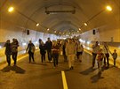 Po prchodu pod Vltavou stoupá soustava raených tunel na Letnou
