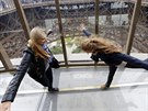 Prosklená vyhlídková ploina v prvním pate Eiffelovy ve výce 57 metr láká...