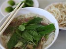 Legendární vietnamská polévka Pho Bo v bistru v centru Saigonu, kde se na ni...