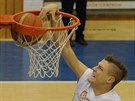 Dínský basketbalista Jan Jiíek smeuje do ostravského koe.