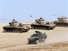 Turecké tanky zaujaly pozice u syrské hranice v provincii Sanliurfa. Na syrské...