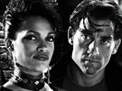 Rosario Dawsonová a Clive Owen ve filmu Sin City - msto híchu (2005)