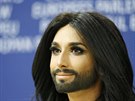 Conchita Wurst zpívala ped europarlamentem (Brusel, 8. íjna 2014).