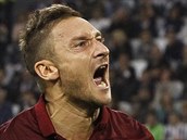 JE TO TAM! Francesco Totti, fotbalista italskho tmu AS m, se raduje z glu,...