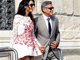 Na veejnosti se poprvé jako paní Clooneyová objevila v miniatech Giambattista...